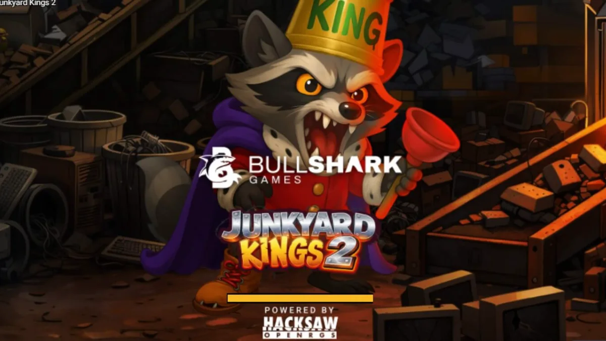 Tampilan visual slot Junkyard Kings 2 dengan tema rakun dan tumpukan barang rongsokan